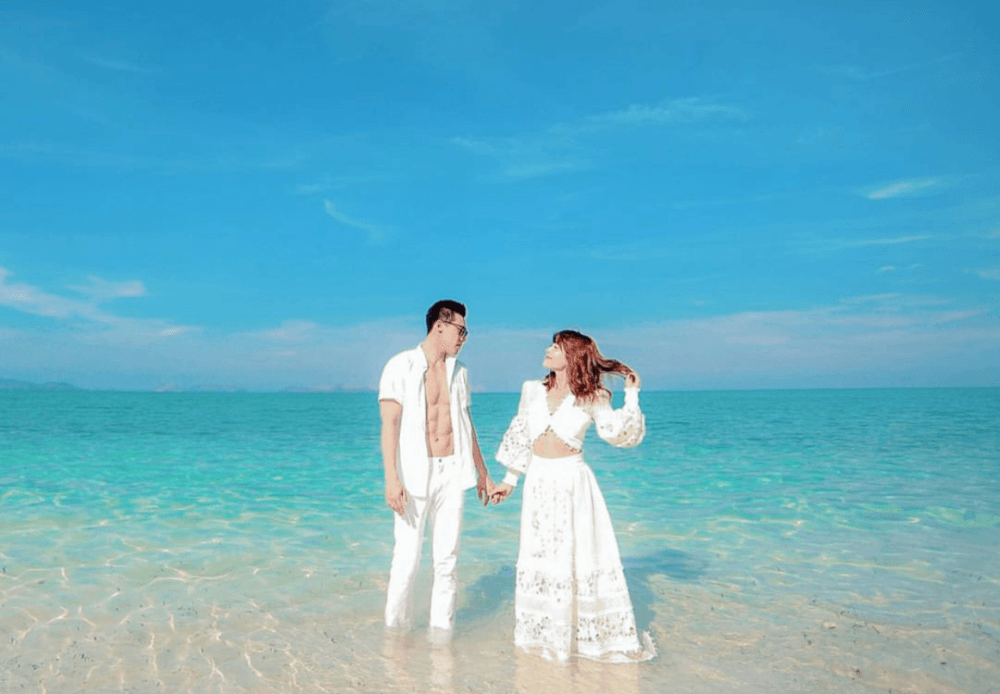 廖曉喬曬出與老公董子淳結婚一週年度蜜月的照片,老公襯衫全開,露出健壯8塊腹肌。(翻攝自廖曉喬IG)