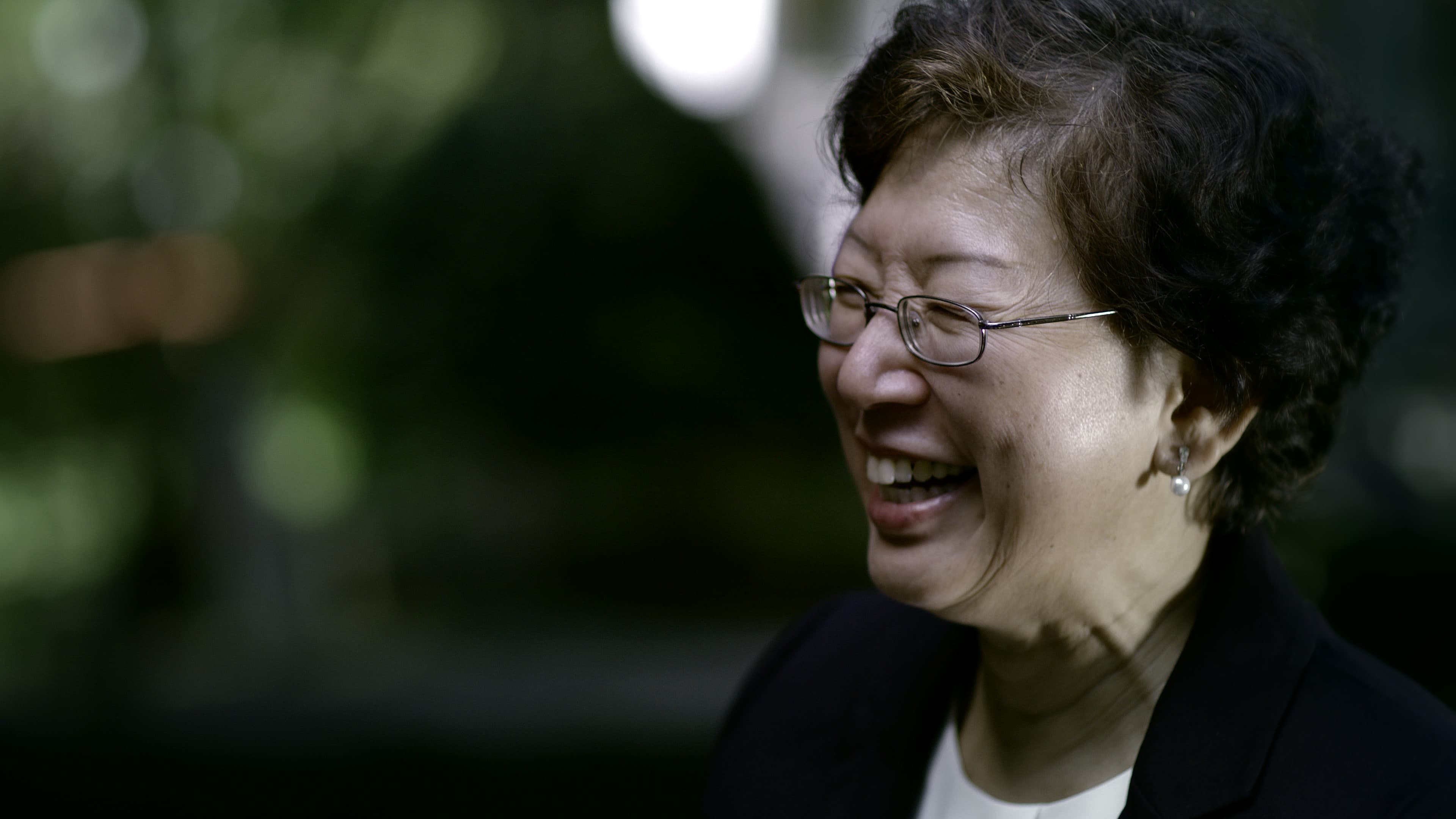 殷海光的女兒殷文麗自美返台受訪,回憶當年特務「來家裡看東西」、家犬嚇到發抖的故事。(公視提供)