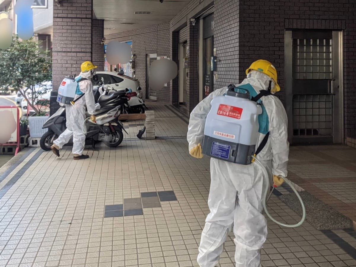 台中一名男子違反居家檢疫規定,3天7度外出,衛生局到其社區進行消毒。(台中市政府提供)