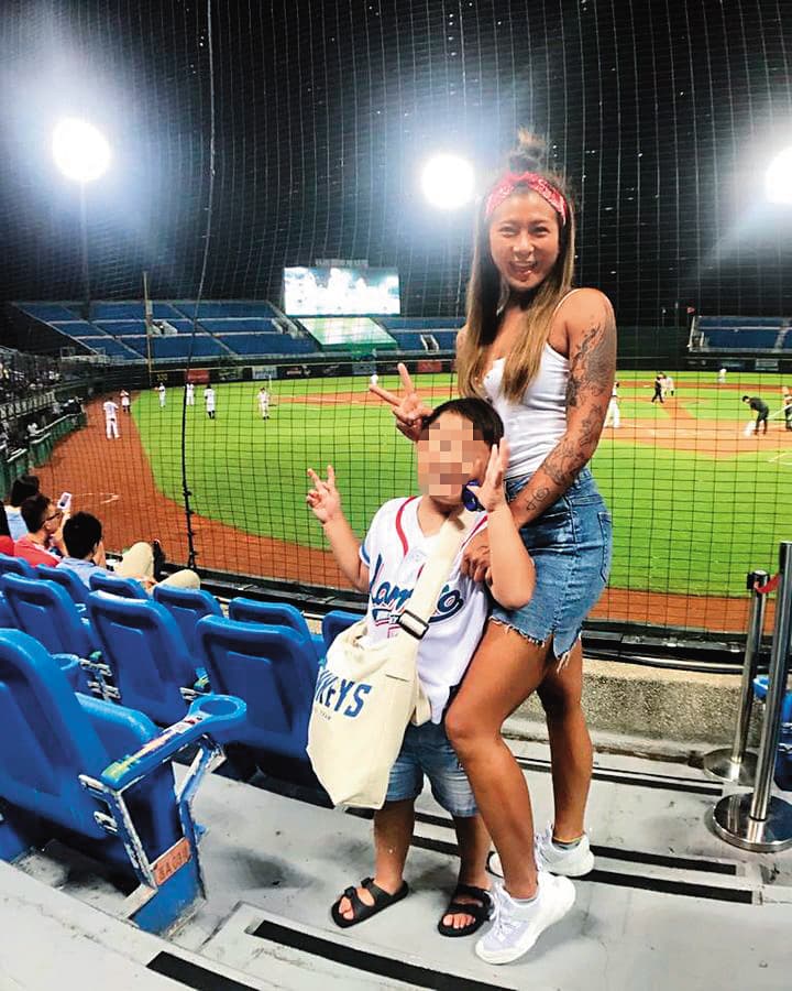 黃哆哆曾是中職正妹「大嫂團」其一,但婚姻後期她就不願提起老公身分。(翻攝自黃哆哆臉書)