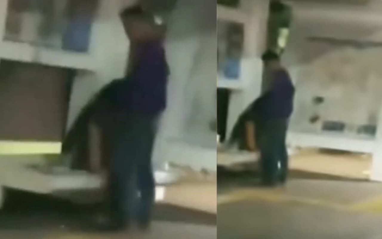 印尼男女公車亭上演活春宮,直到大批人馬來圍觀才倉皇逃走。(翻攝自YouTube Warta Kota Production)