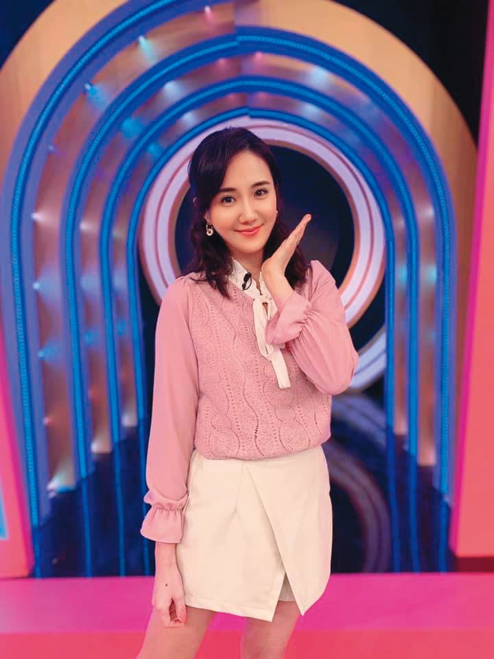 何妤玟好一陣子才從婚變痛苦走出,如今戀愛談得開心。(翻攝自何妤玟臉書)