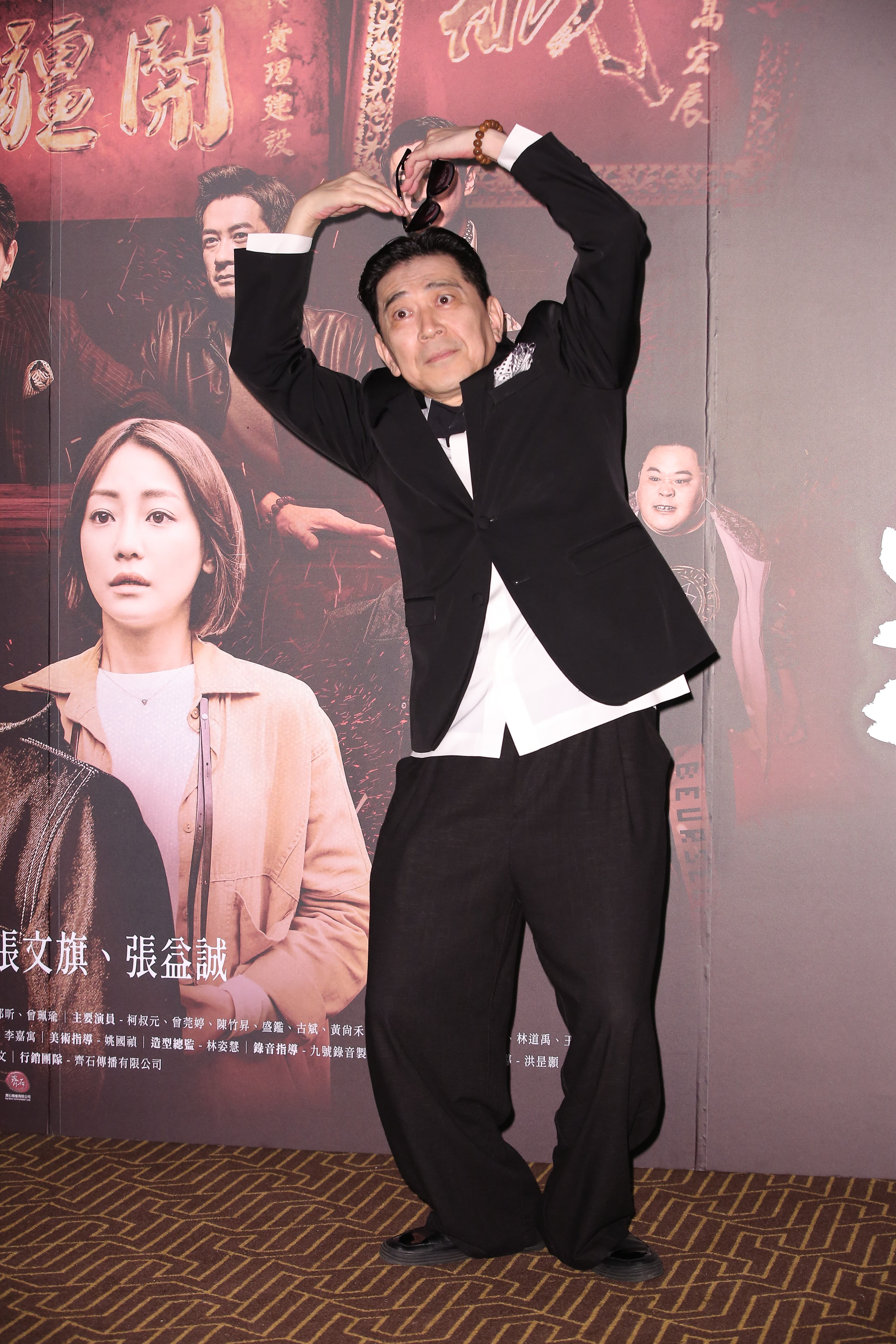 平常演黑道老大霸氣十足的高捷居然俏皮比愛心,展現令人想像不到的反差萌。