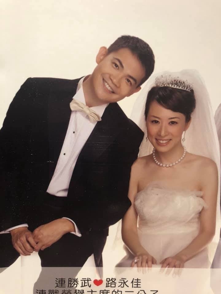 連勝武2009年與華航空姐路永佳結婚,2010年補請宴客。(翻攝自Clare Lu臉書)