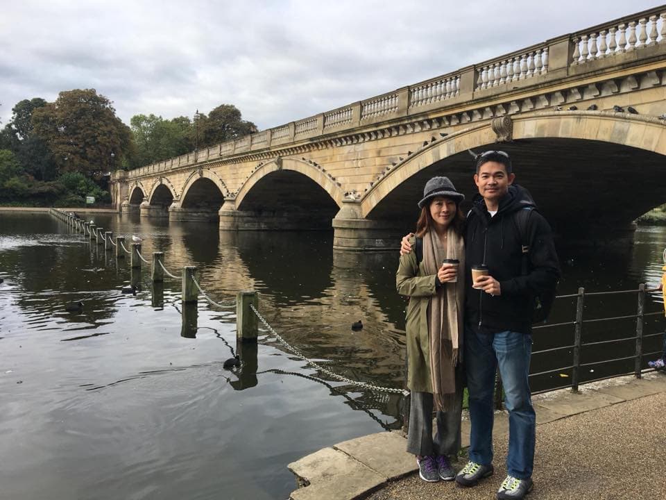 雖然女方家世並非豪門貴族,但小倆口仍甜蜜依舊,路永佳先前不時PO出與連勝武的出遊照。(翻攝自Clare Lu臉書)