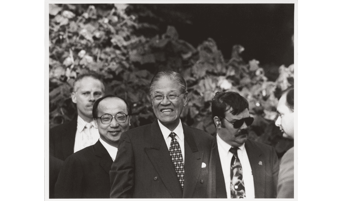 故總統李登輝(中)訪美,時任新聞局長胡志強陪同身旁。(翻攝自康乃爾大學官網)