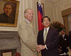 前總統陳水扁(右)與訪台的時任參議院拜登(左)合照。(翻攝自總統府官網)