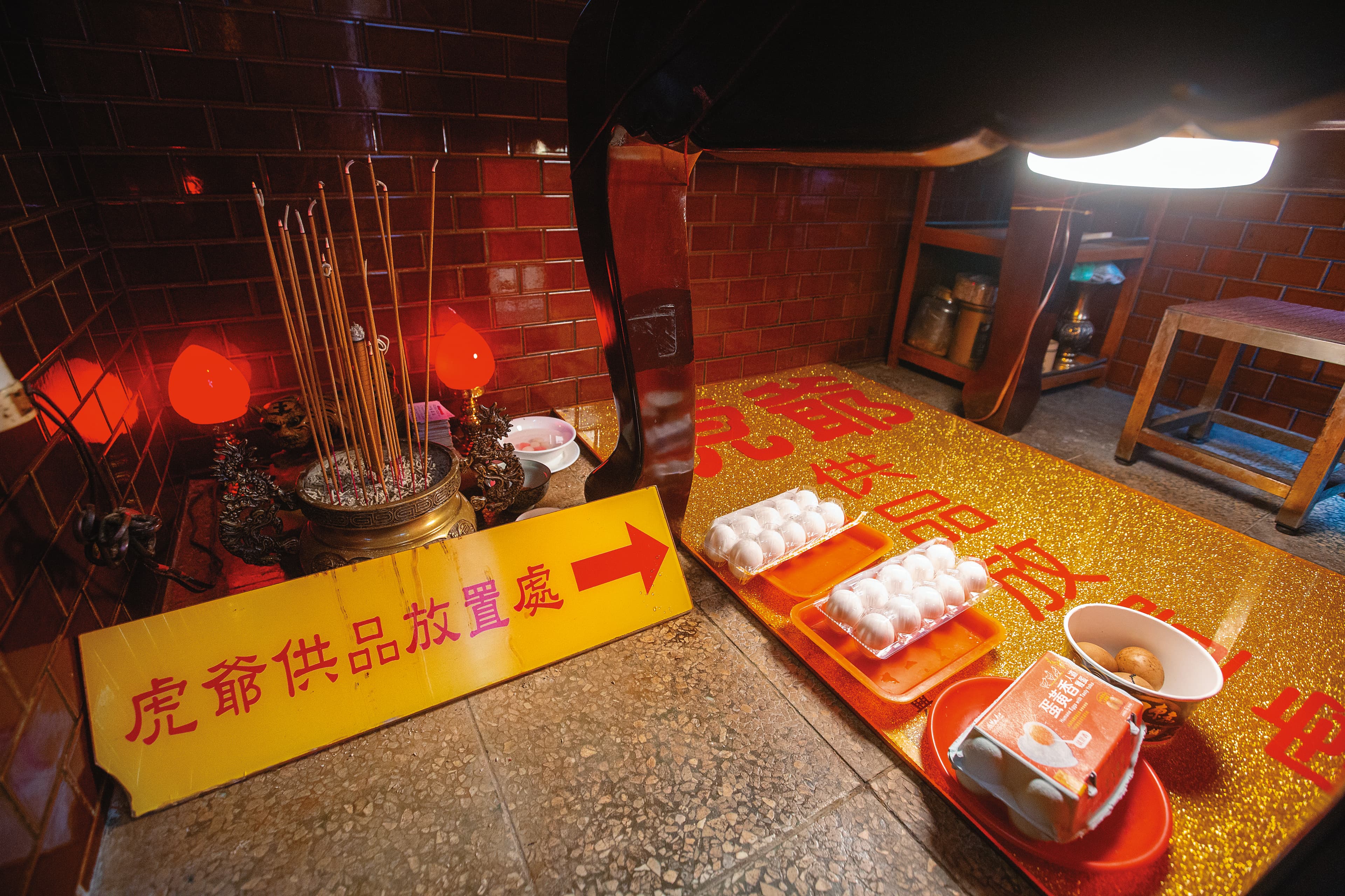 相傳虎爺是神明的座騎,通常安置在供桌或神龕下,民間有拜虎爺會帶來財富的信仰。