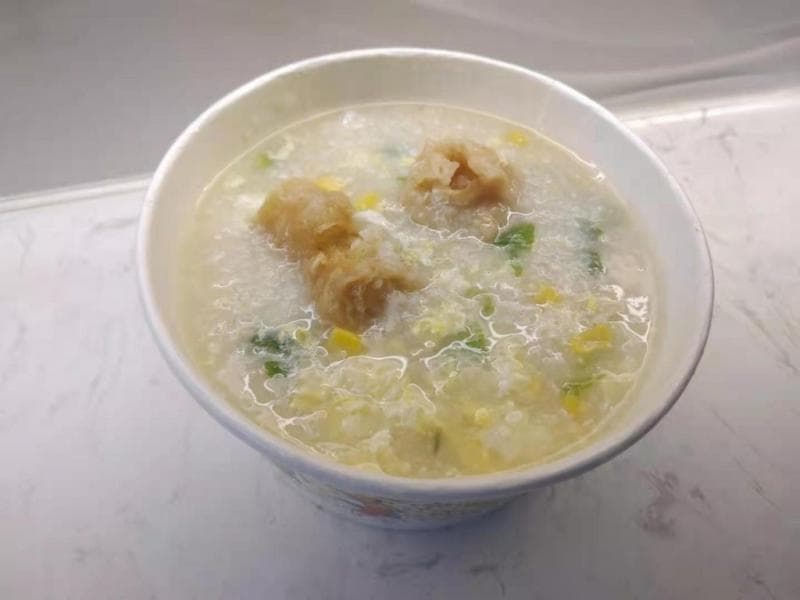 午餐只有1碗粥配上3小塊油條。（翻攝自PTT）