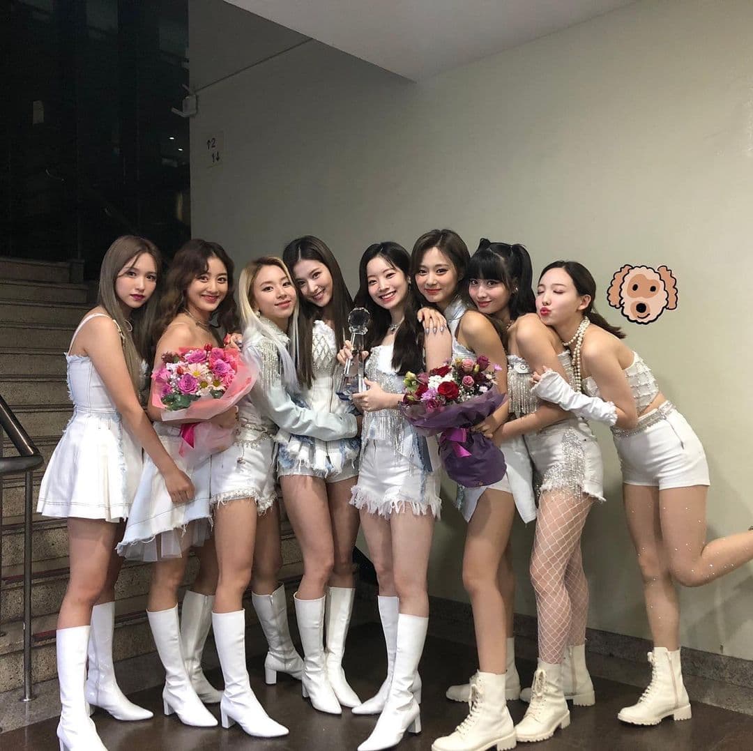 周子瑜(右三)是TWICE成員。(翻攝TWICE IG)