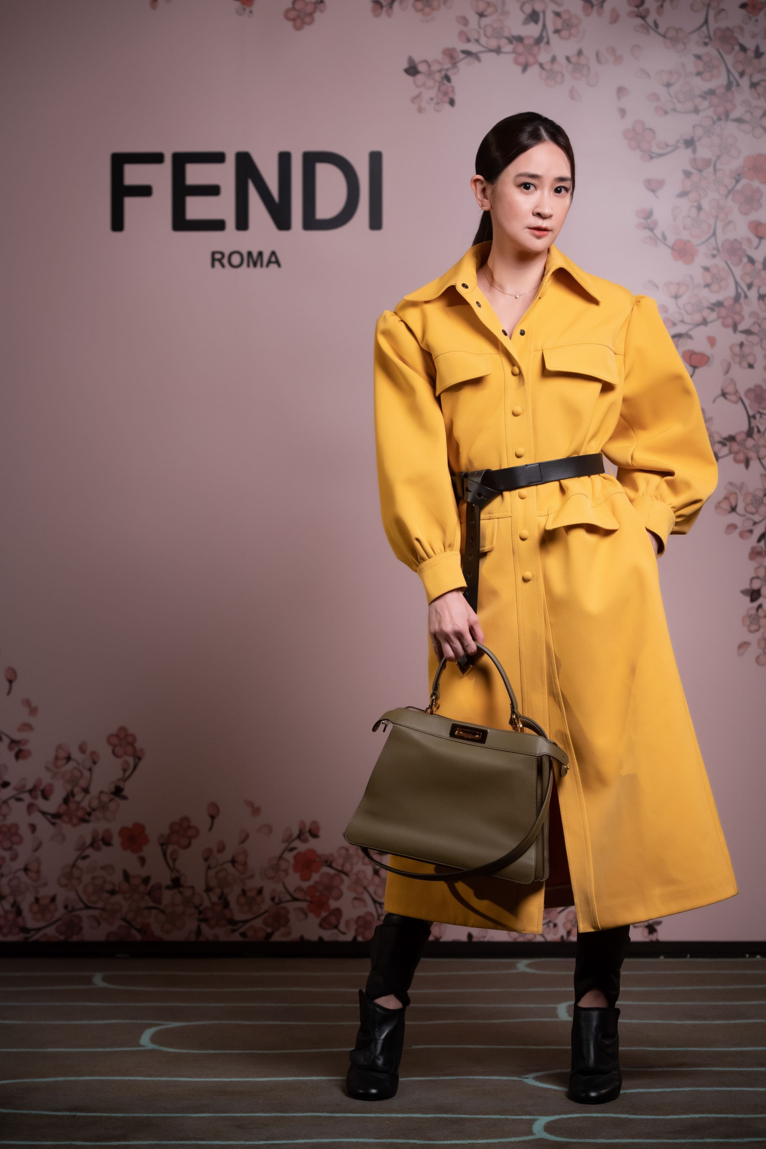 李晶晶身穿FENDI黃色連身設計洋裝(NT$198,000)、Peekaboo ISeeU Medium包(NT$146,000)、Promenade黑色高跟靴(NT$39,000)。(FENDI提供)