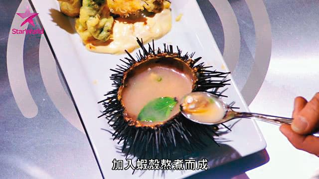 Jason在美國《廚神當道》節目獲得亞軍殊榮。圖為他的成名作蛤蠣湯。(翻攝StarWorld)