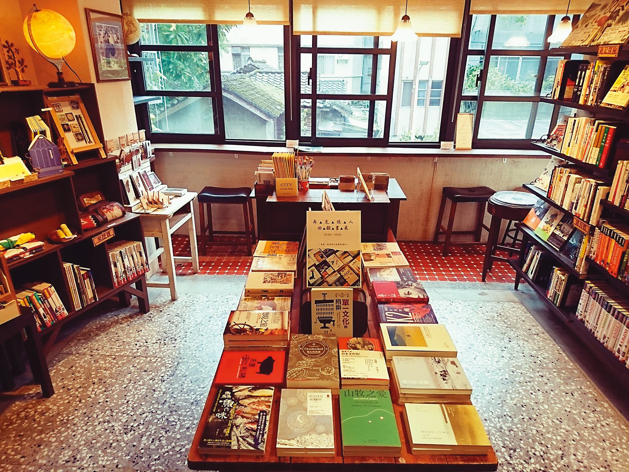 Vienn曾開過一間以旅行為策展主題的獨立書店，販售和旅行、各國文化歷史有關的書籍。（Vienn提供）