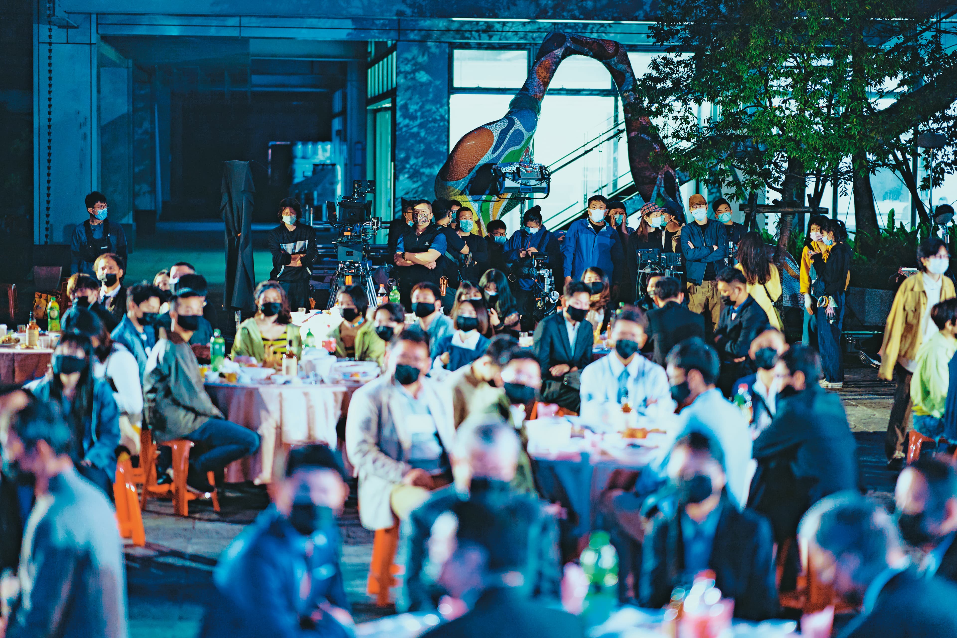 片中的尾牙戲遵守疫情期間集會規定,現場總人數控制在100人內,彩排時也一律戴口罩。(華納提供)