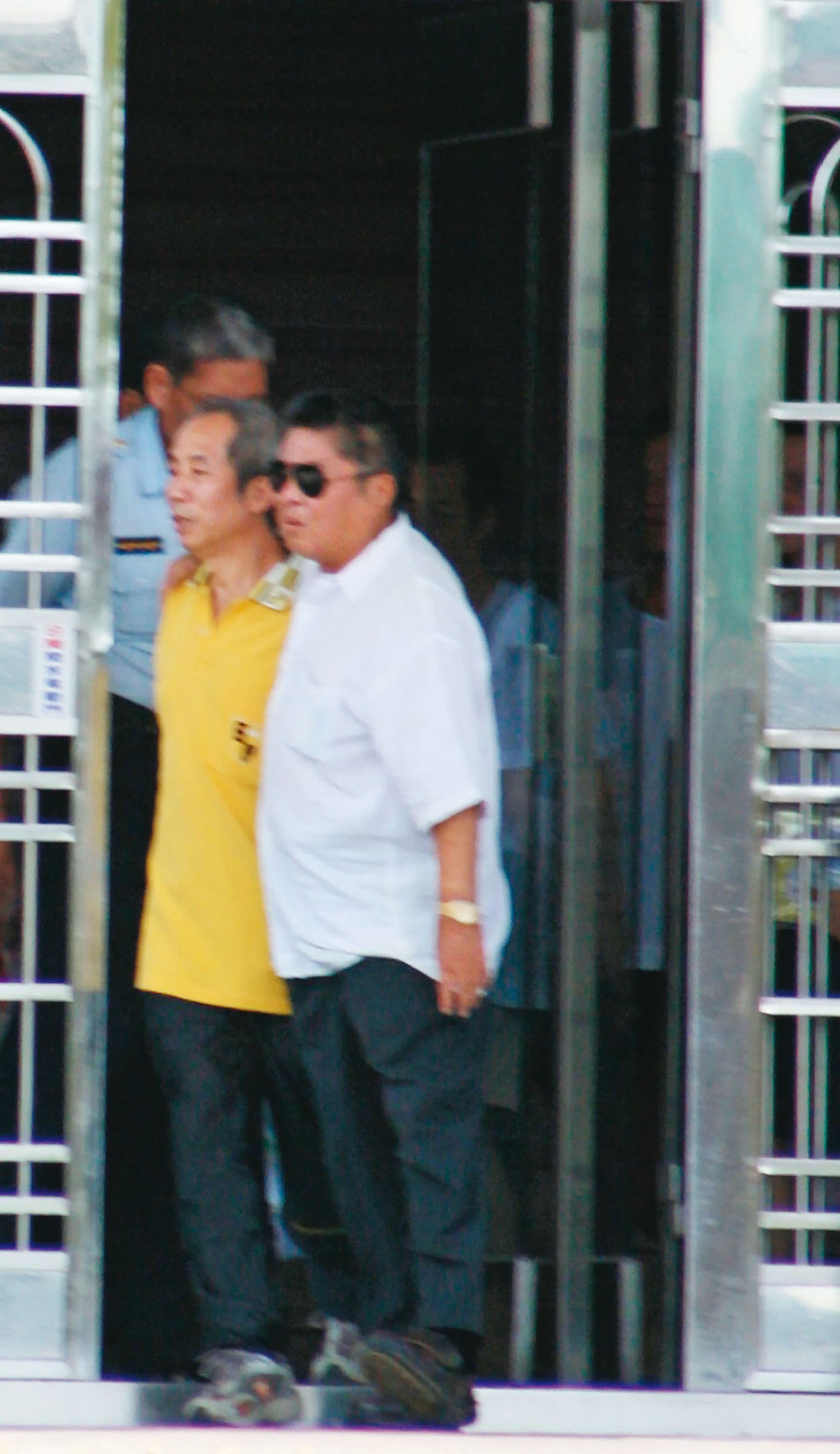 盧照琴(黃衣者)因恐嚇澎恰恰入獄服刑,2009年7月獲假釋出獄後,積極從商大大改變形象。(中央社)