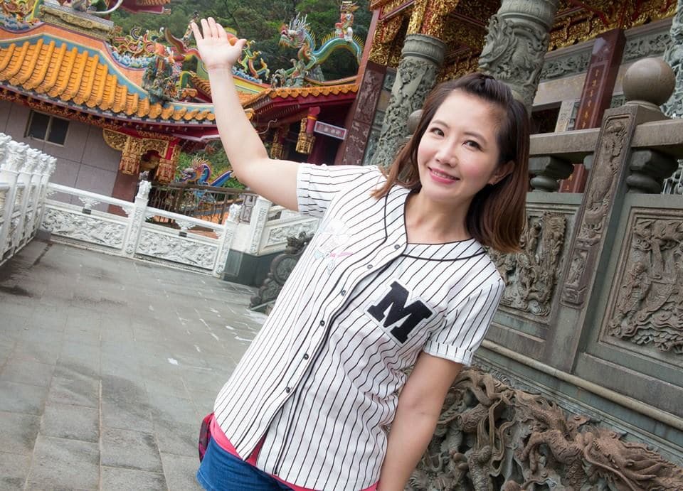 謝忻和阿翔2019年被拍到車邊擁吻,婚外情震驚各界。(翻攝自謝忻臉書)