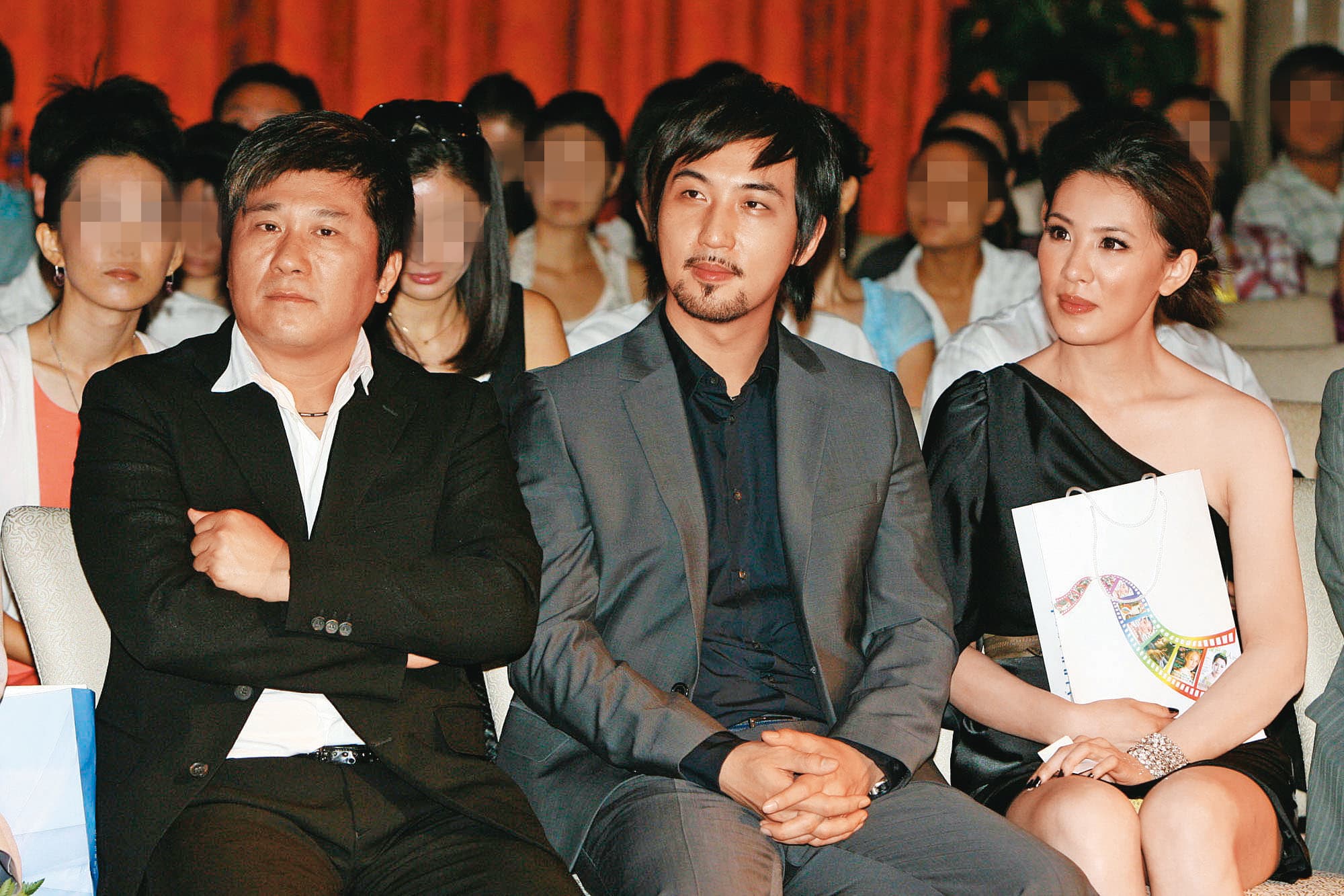 李進良(中)和小禎(右)從交往到結婚都是媒體追逐的對象,最後仍以離婚收場。左為胡瓜。(東方IC)