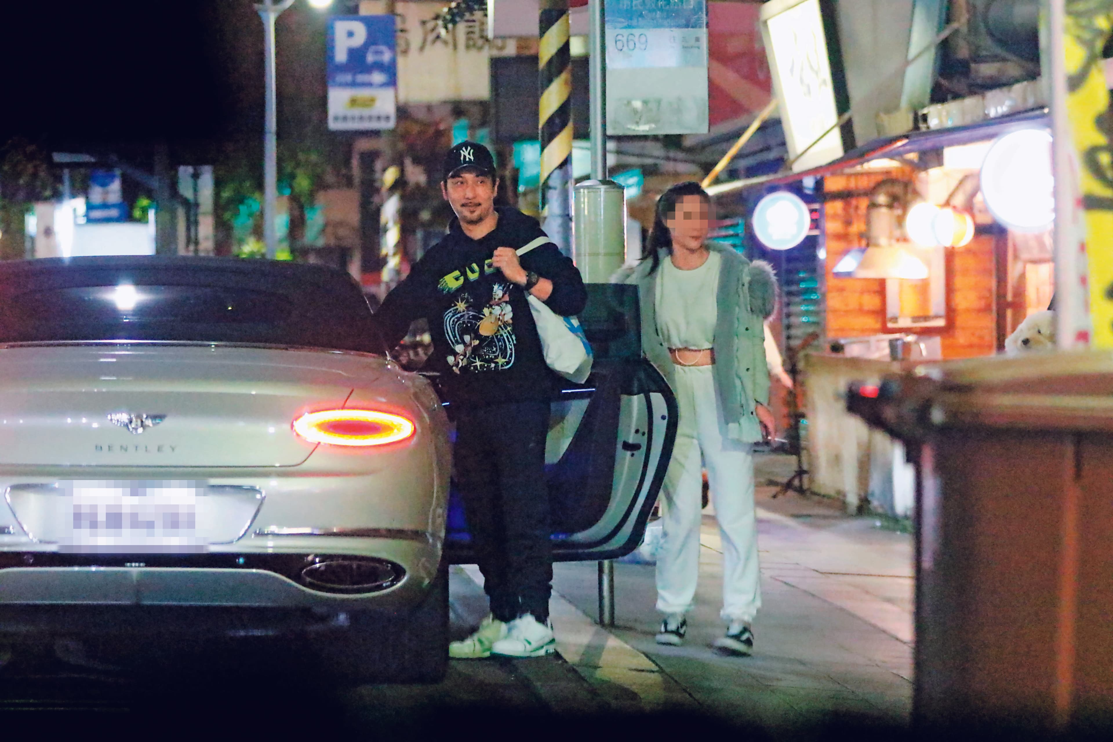 00：09代駕到了之後，李進良和田欣一起上香檳金賓利車離開，獨留白衣女在路邊。