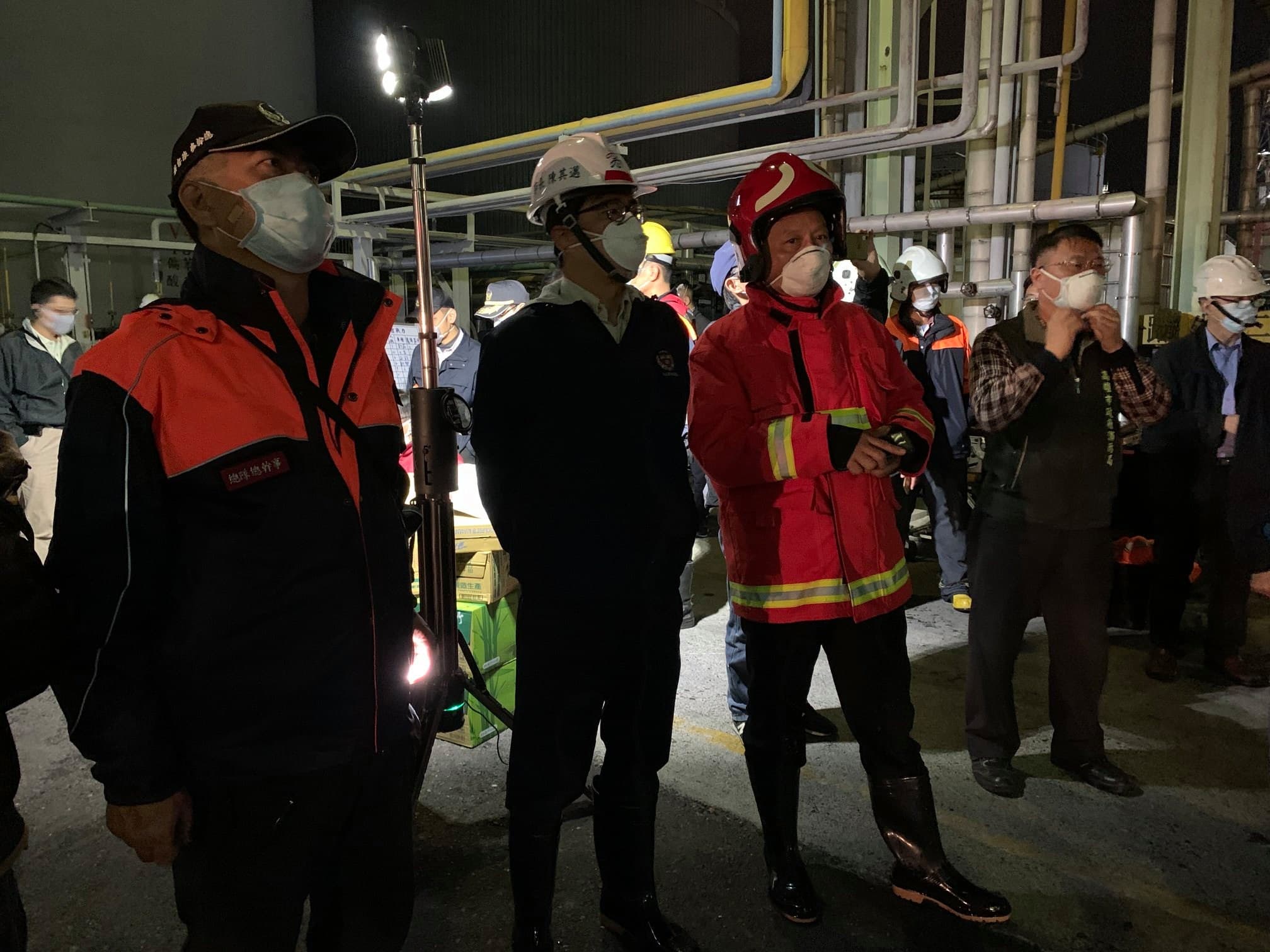 市長陳其邁(中)到現場視察,承諾展開查廠,以民眾和公共安全為優先。(翻攝自陳其邁臉書)