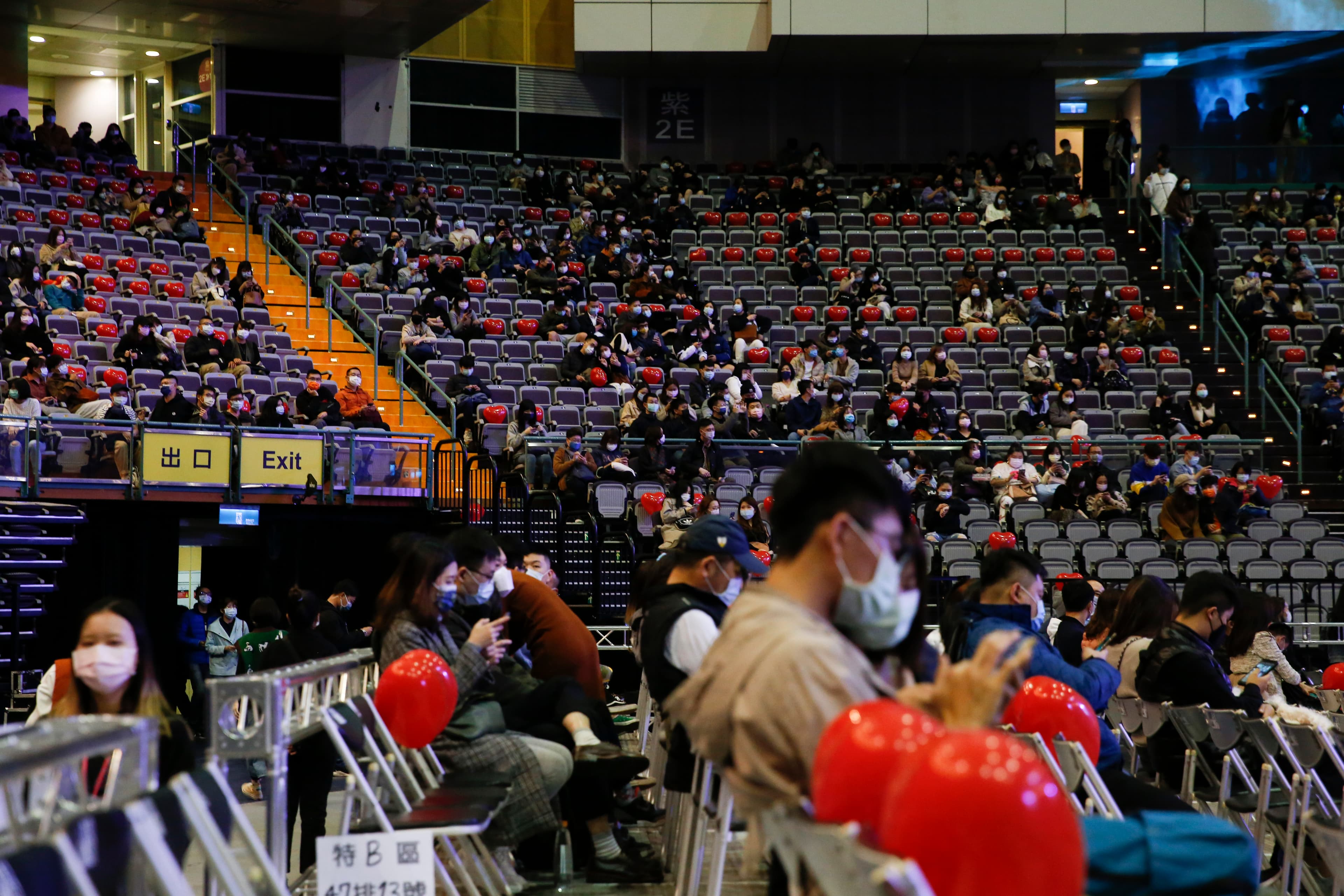 因新冠肺炎疫情影響,現場多了1,500個空位,但都被放上心型氣球。