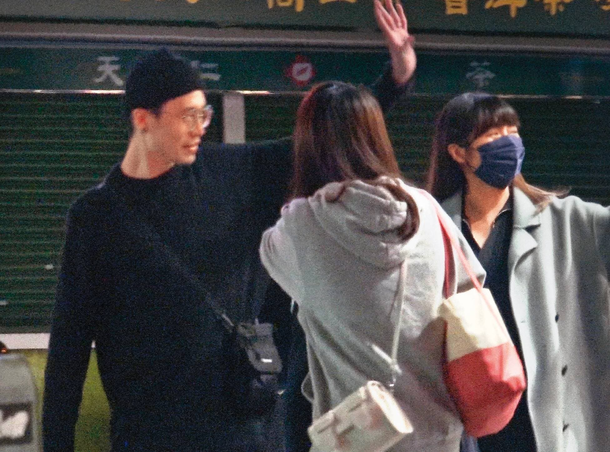00:55 結束電影之夜,簡廷芮(右)跟老公(左)、妹妹(中)離開影院。