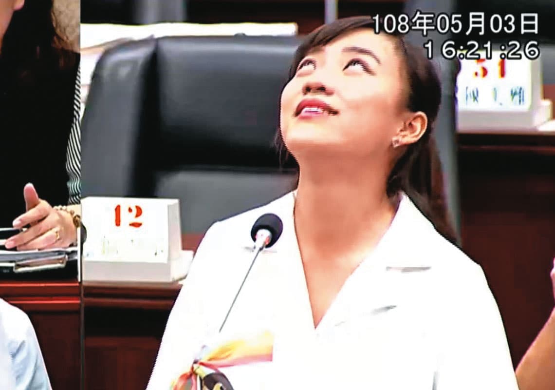 黃捷在市議會質詢時對市長韓國瑜翻白眼,當選才半年就成為全國知名的女性政治人物。(翻攝畫面)