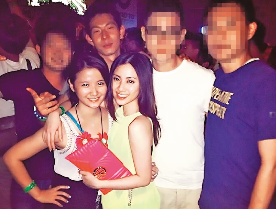 胡亦嘉的準太太莊郁琳(前左)和姊姊(前右)2人和富邦蔡家第三代蔡承道(後左2)是老友。(翻攝IG)