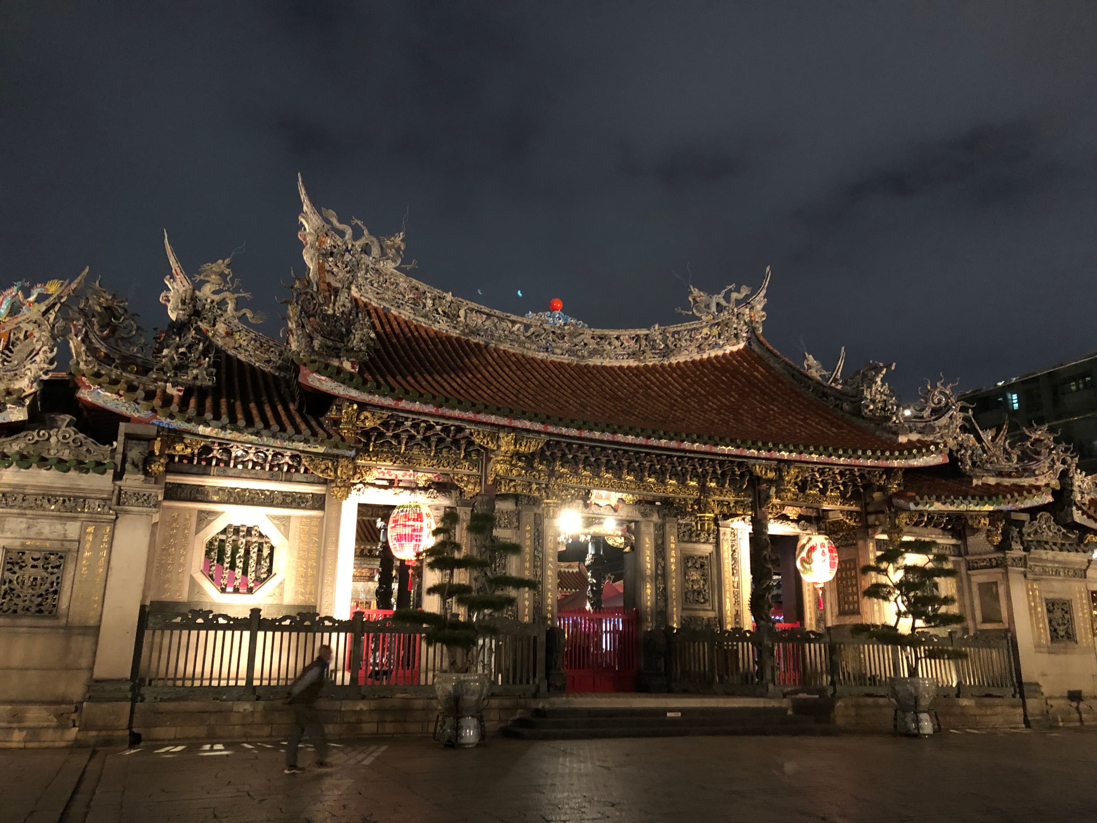台北市萬華區的龍山寺特別適合單純想談戀愛、要找男女朋友的民眾。(本刊資料照)