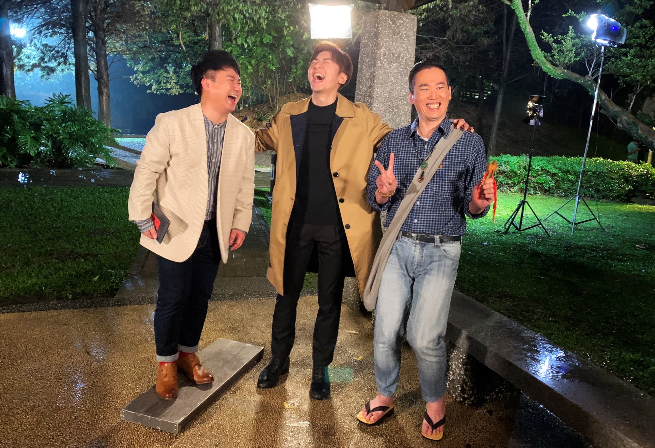 地球(左)、小應(右)經常脫稿演出,讓李國毅(中)哭笑不得。(三立提供)