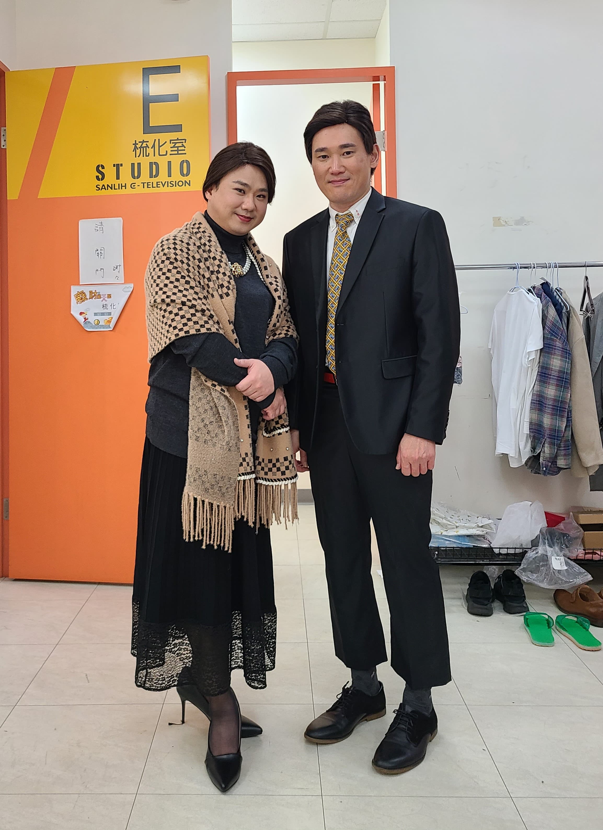 小應(右)、地球(左)在劇中大玩角色扮演。(三立提供)