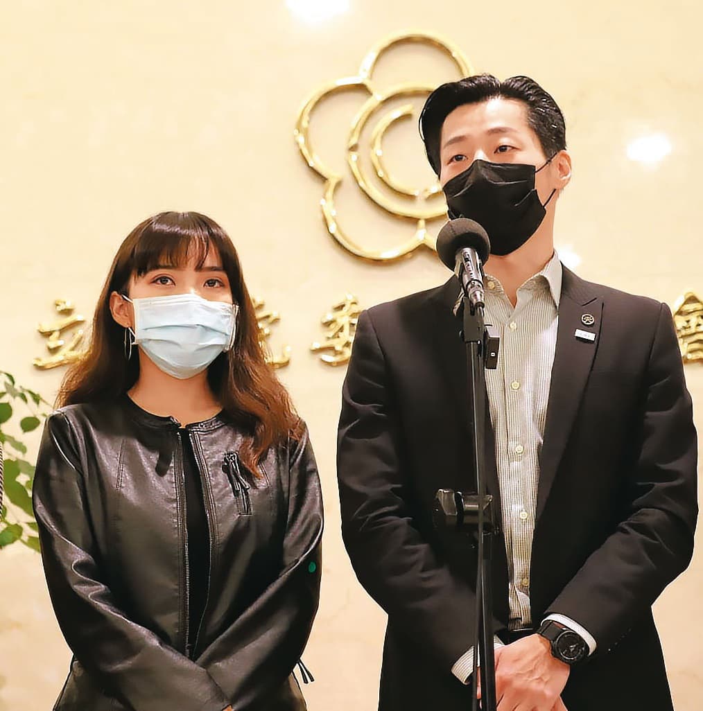 無黨籍立委林昶佐(右)對黃捷(左)一路相挺,罷免成案時就派助理到捷辦駐點因應。(翻攝林昶佐臉書)