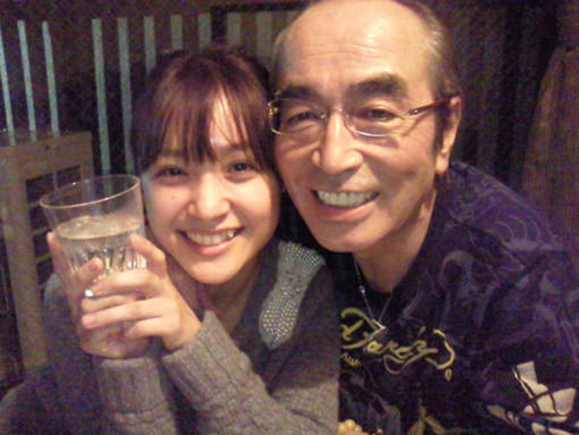 朝美穗香與已故諧星志村健的緋聞幾乎不曾間斷,2人更傳出一度論及婚嫁,轟動日本演藝圈。(翻攝自朝美穗香推特)