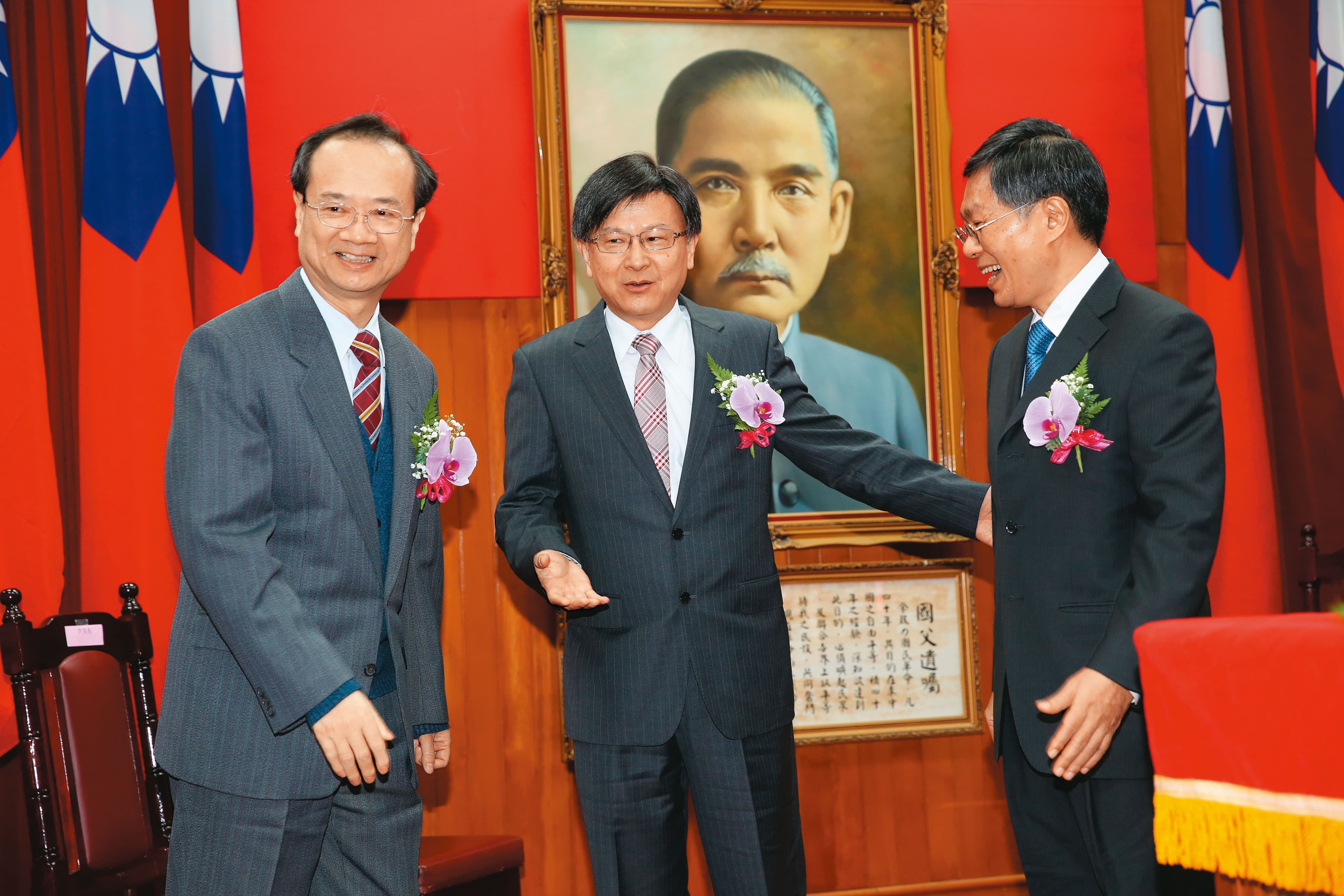 本刊2019年踢爆石木欽（中）與翁茂鍾買股飲宴案後，司法院長許宗力（左）遲至今年1月才發聲明強調全力面清查。