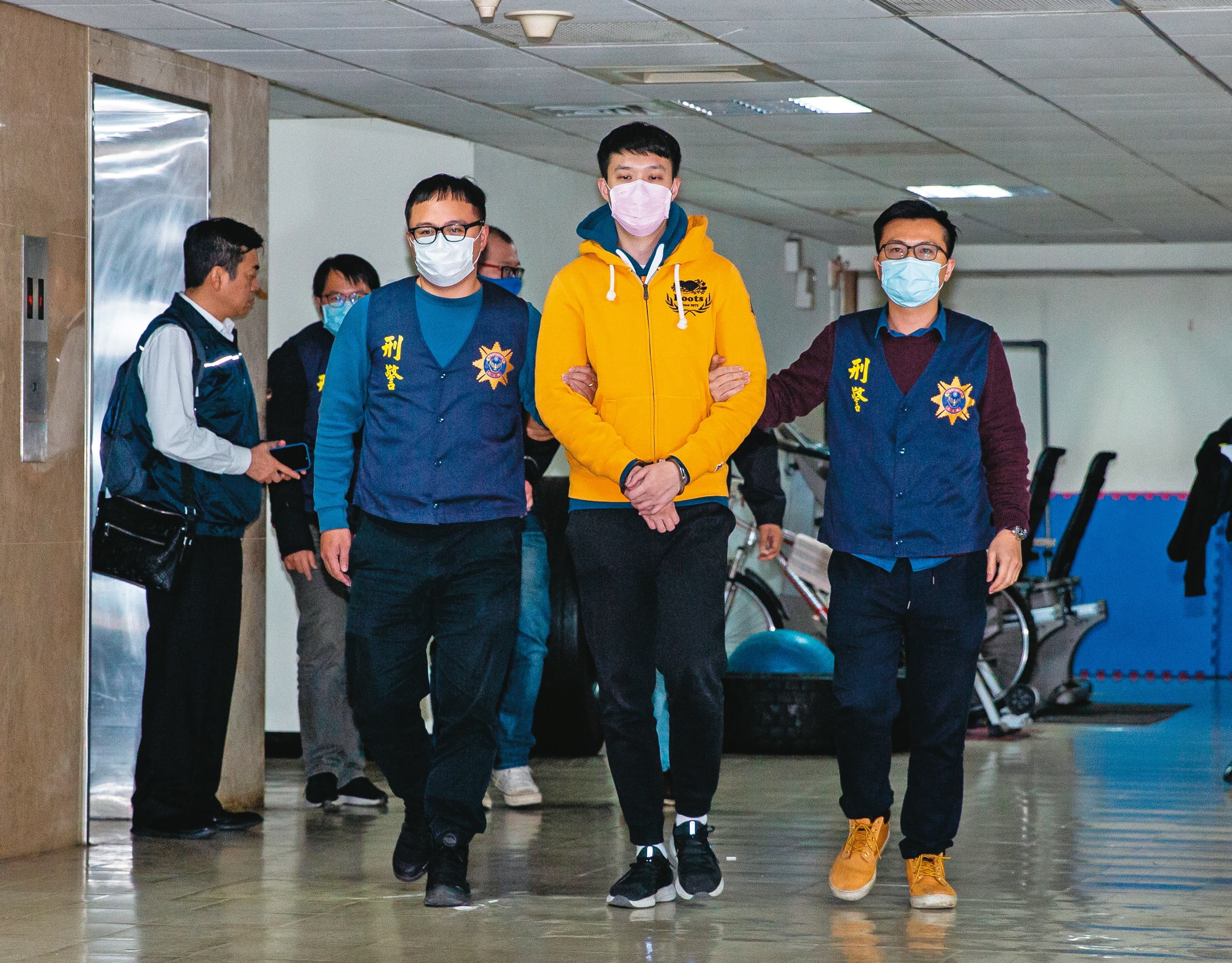 球員遭偷拍案嫌犯余啟豪(中)曾架設網站、販售球員的不雅影片牟利。