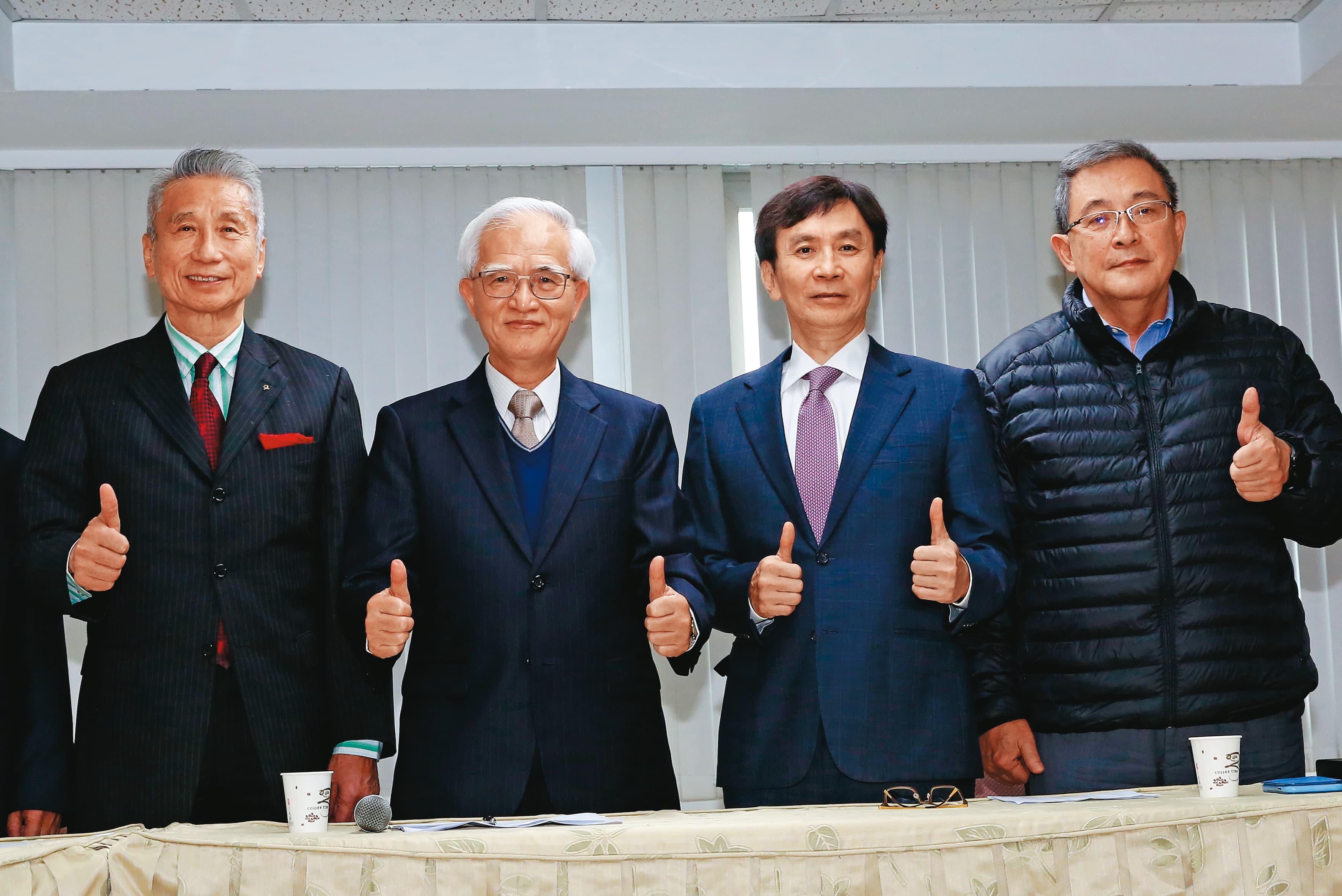盧明光(左2)宣示5年內將大同營收從2百億元衝上千億元,至於大同雄厚的土地資產,則交給王光祥(左1)負責。