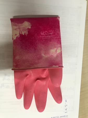 網友呼籲要慎選手套，別買到劣質商品。（翻攝自爆廢公社臉書）