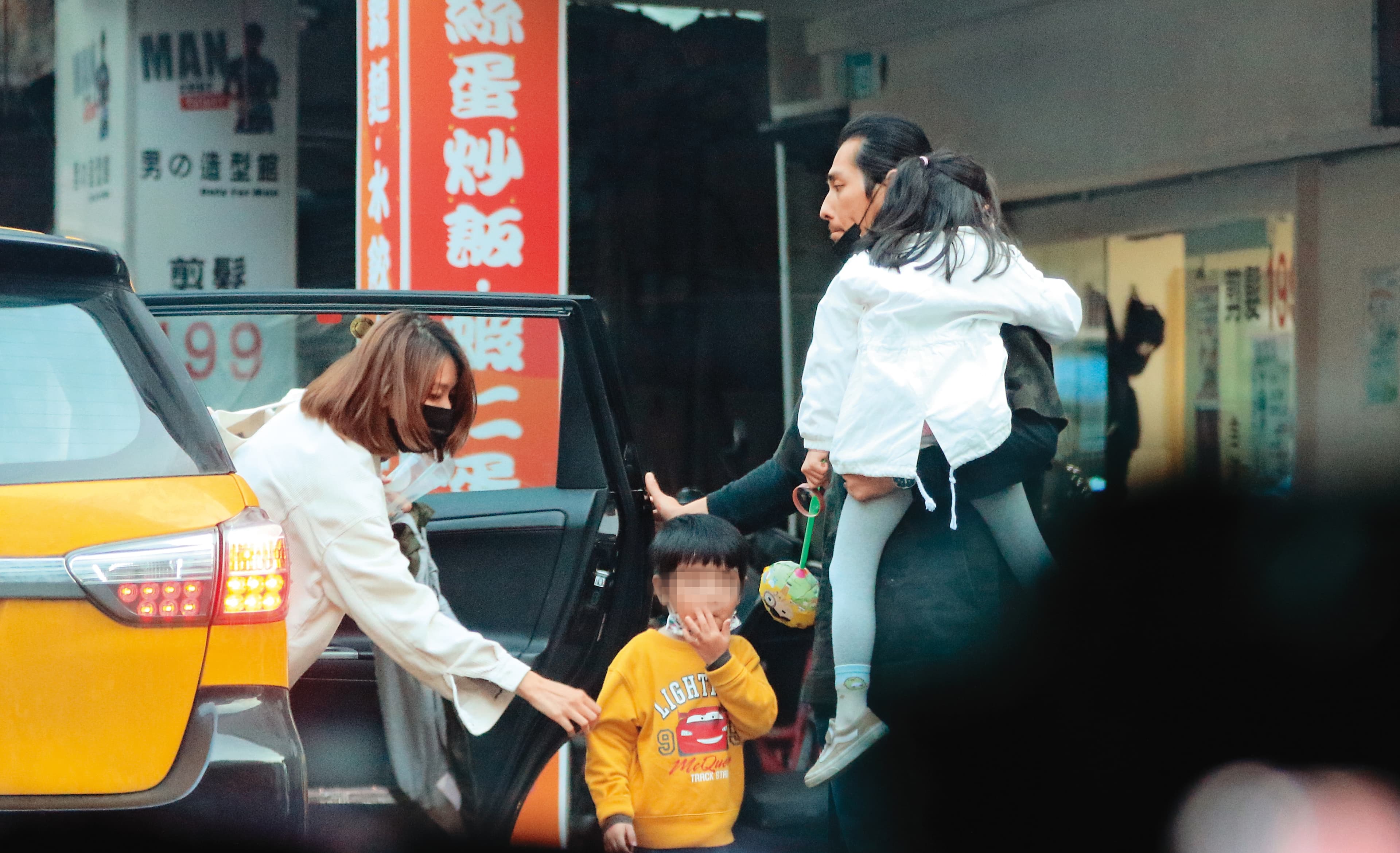 16:57,看得出來藍正龍相當寵愛女兒,一整天一直抱著女兒。
