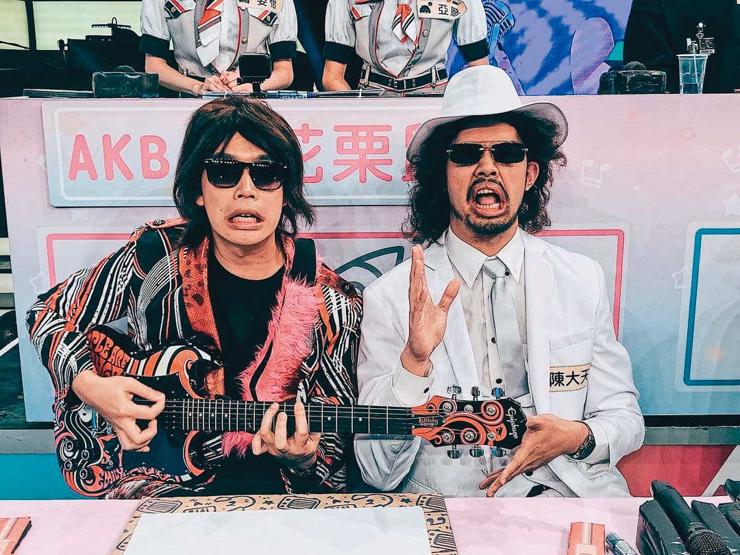 陳大天(右)擅長模仿,他曾和黃鐙輝(左)搭檔分扮張菲、伍佰,相當搞笑。(翻攝自陳大天IG)