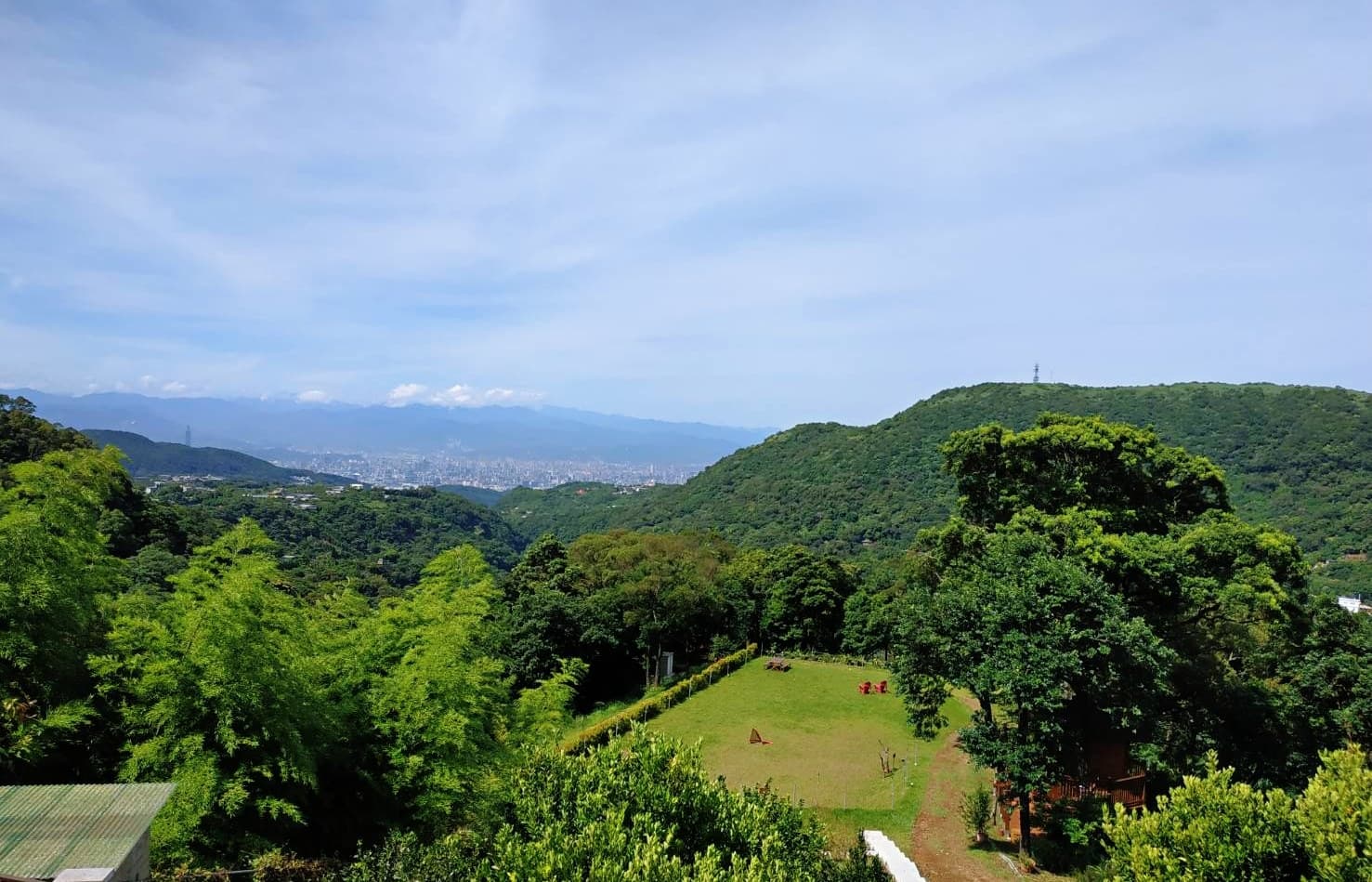 梅居休聞農場海拔不過502公尺,但遠觀的視野極佳。(翻攝自梅居休聞農場臉書)