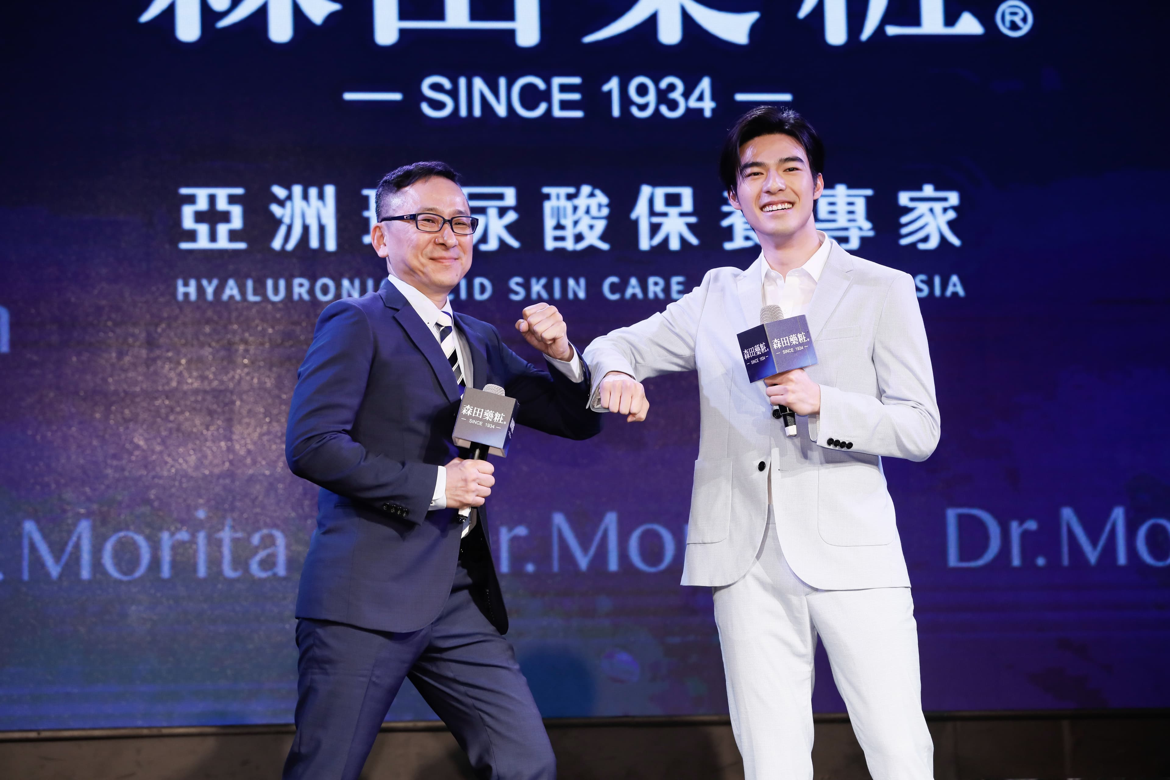 陳昊森與品牌執行長周俊旭以肘擊方式打招呼,防疫做好做滿。