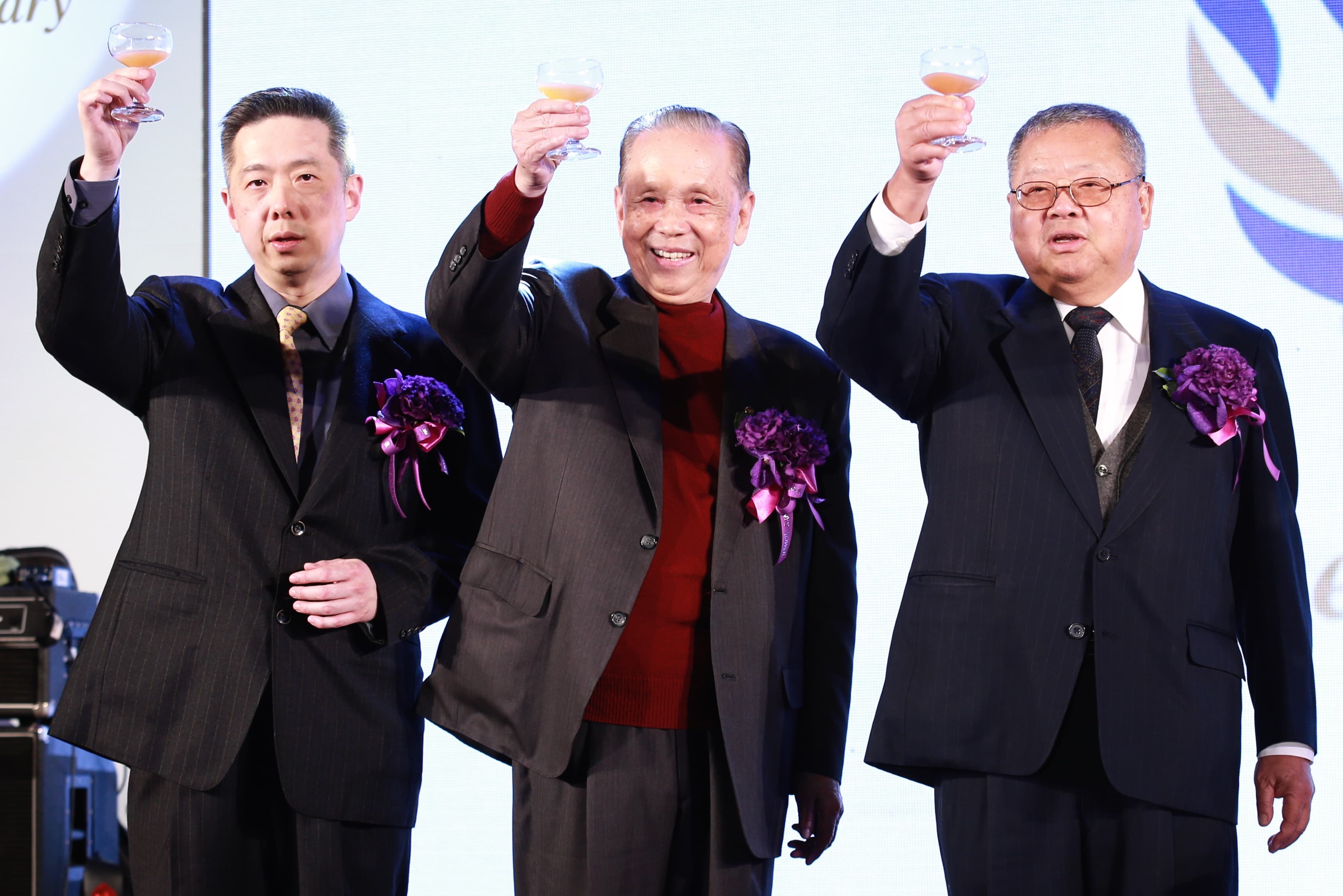 陳清治透露，現任萬海掌門人陳柏廷（左）其實是陳朝亨（中）三子，出生後就過繼給陳朝傳。（聯合知識庫提供）