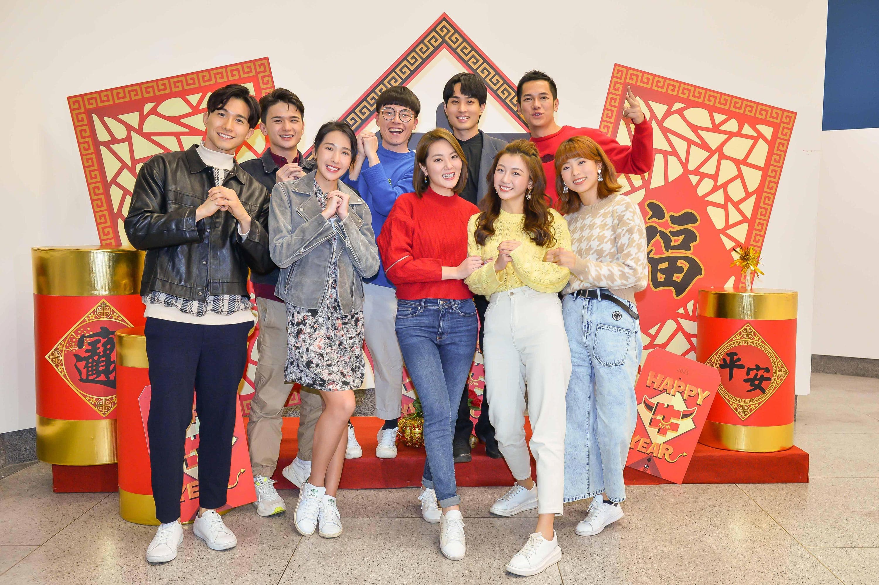 昨晚電視劇《女力報到-好運到》舉辦「夢17尾牙」圍爐,演員門左起張瀚元、尹彥凱、(後排)游小白、勵政達、梁瀚名,(前排)楊晴、楊雅筑、優妮、王上菲齊出席。(TVBS提供)