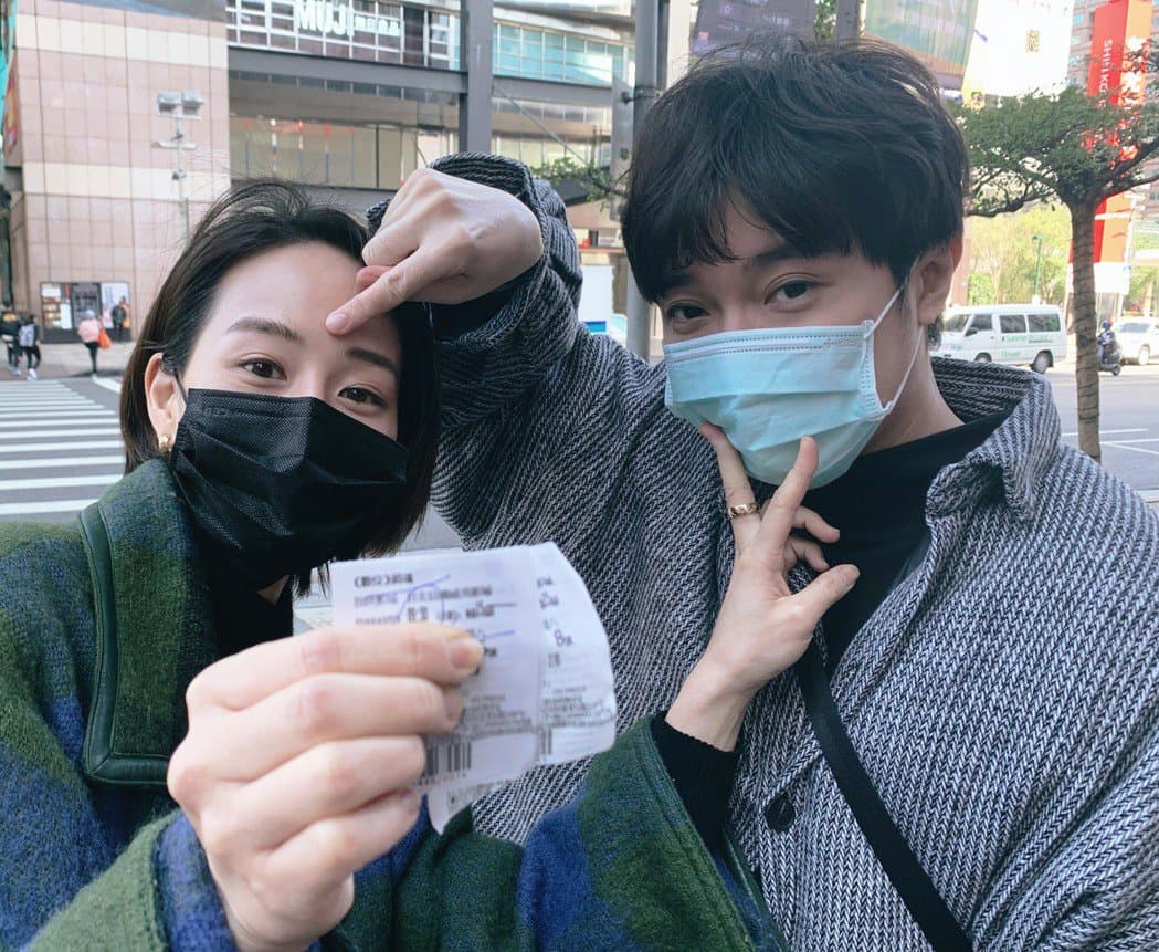 張鈞甯出關第一件事,跟青峰去看早場電影。(翻攝自青峰臉書)