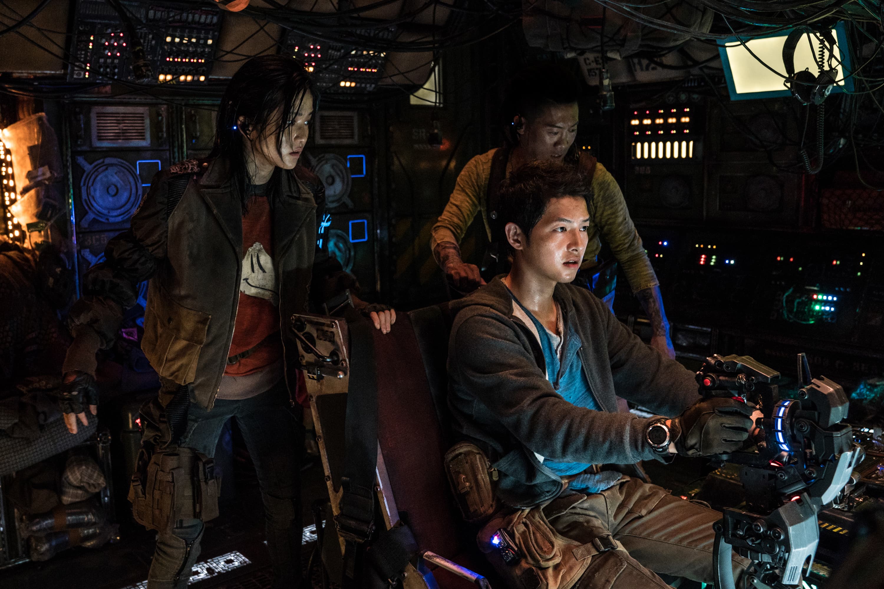 宋仲基在科幻片《勝利號》帶領觀眾穿梭外太空。(Netflix提供)