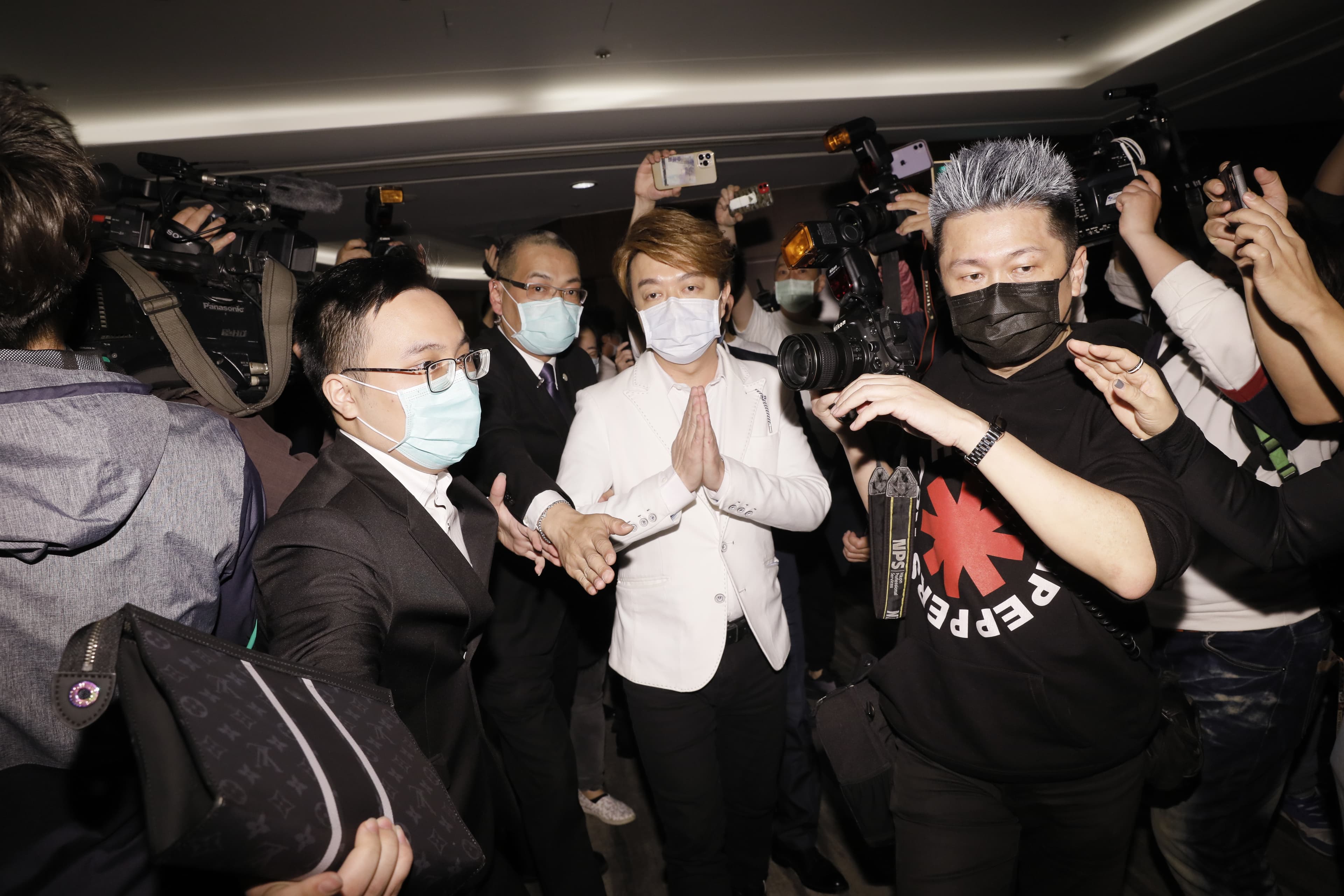 記者會結束後,翁立友快閃離場。
