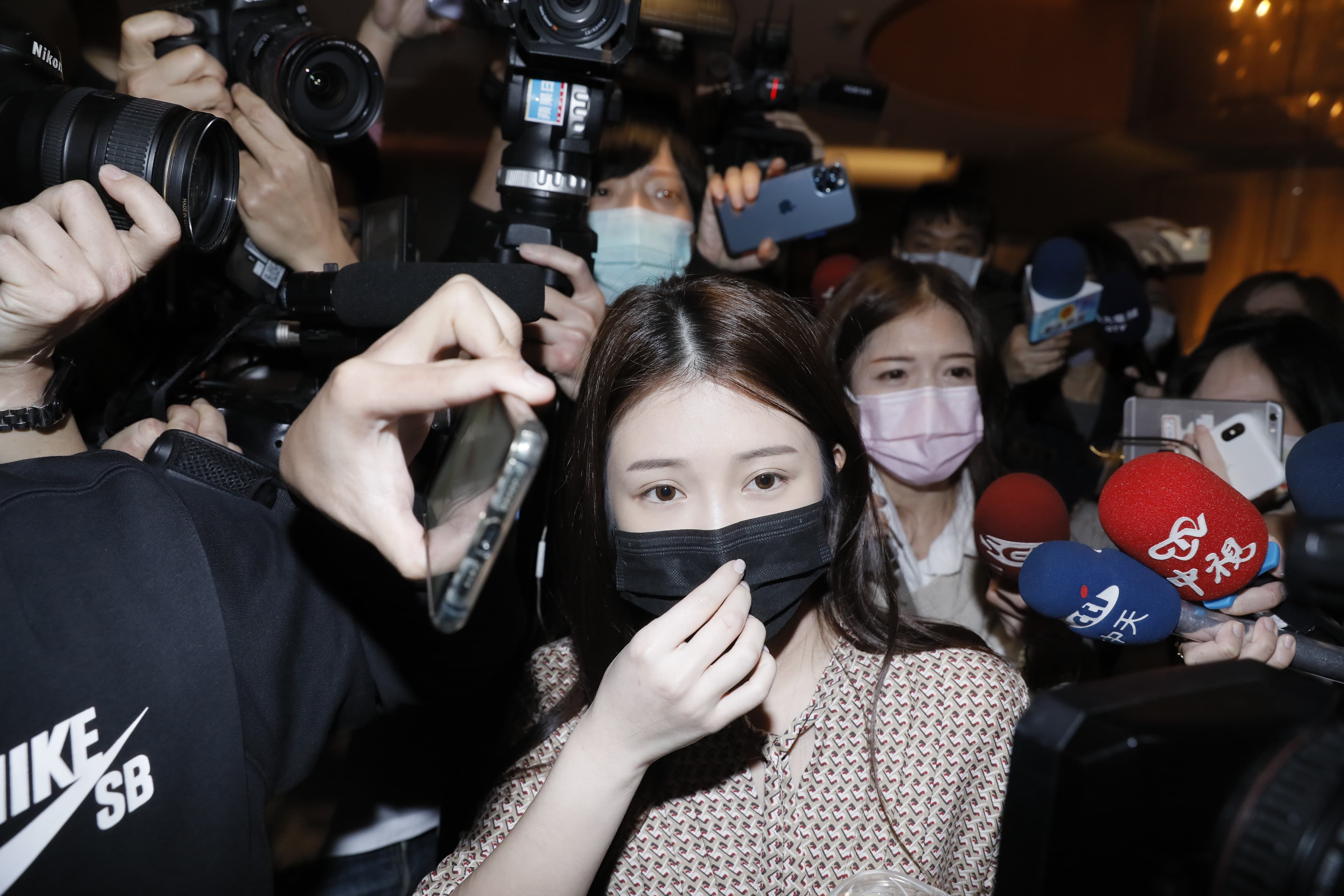 雞排妹嗆翁立友不敢面對。
