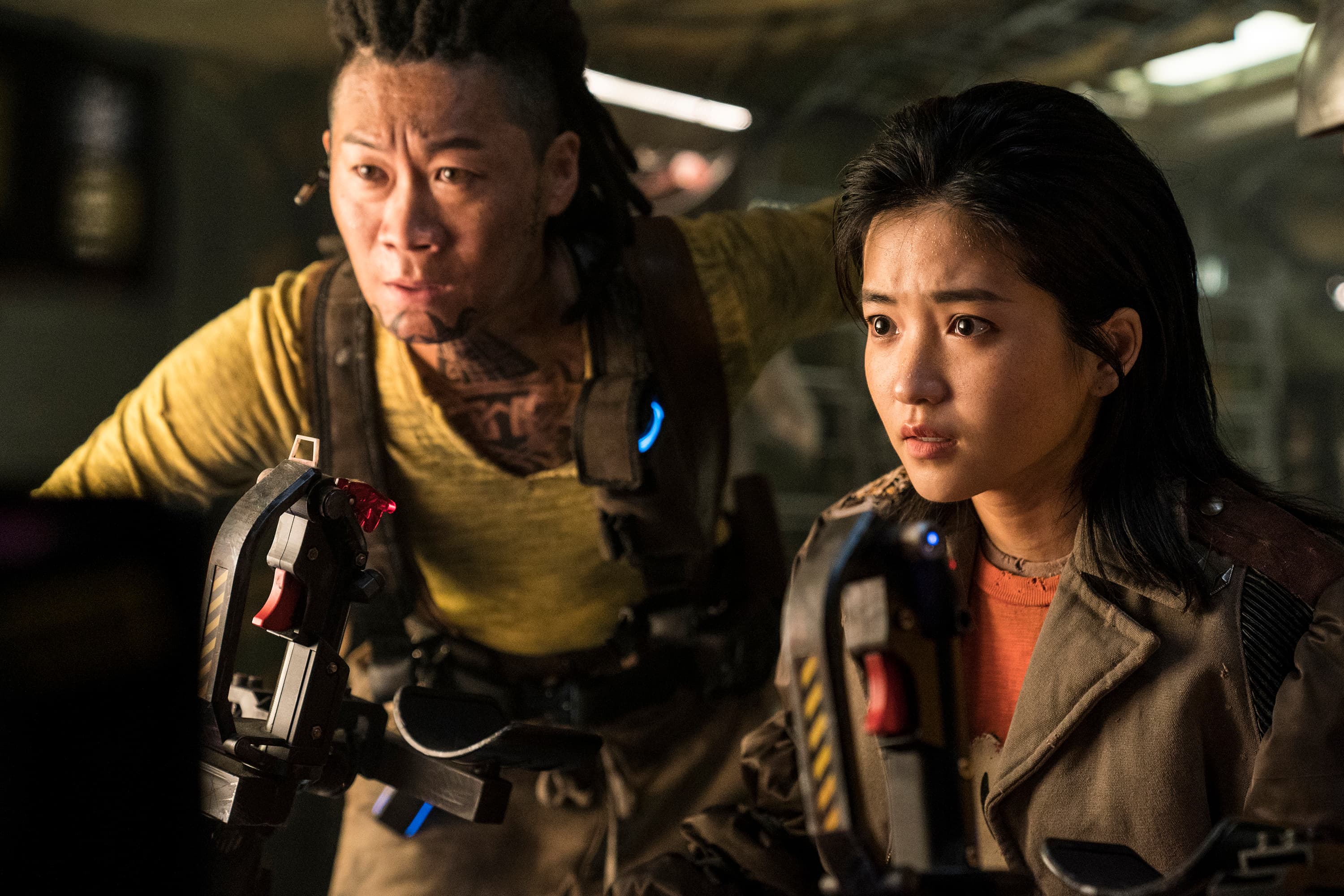 陳善奎(左)在《勝利號》的造型非常獨特,每次上妝要2個小時以上(Netflix提供)
