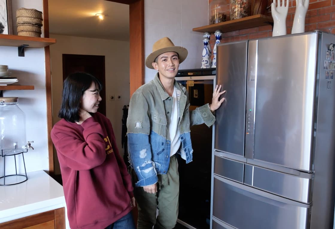 上次開箱東區自宅時,柯震東以為「全世界的冰箱都會自動出水出冰」,但別墅裡的冰箱卻沒這個功能。(禾豐九路提供)