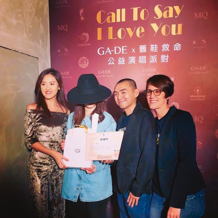 壞特(左二)出席活動總是戴著墨鏡和草帽遮擋面容,被稱為神祕歌姬。(翻攝自壞特IG)