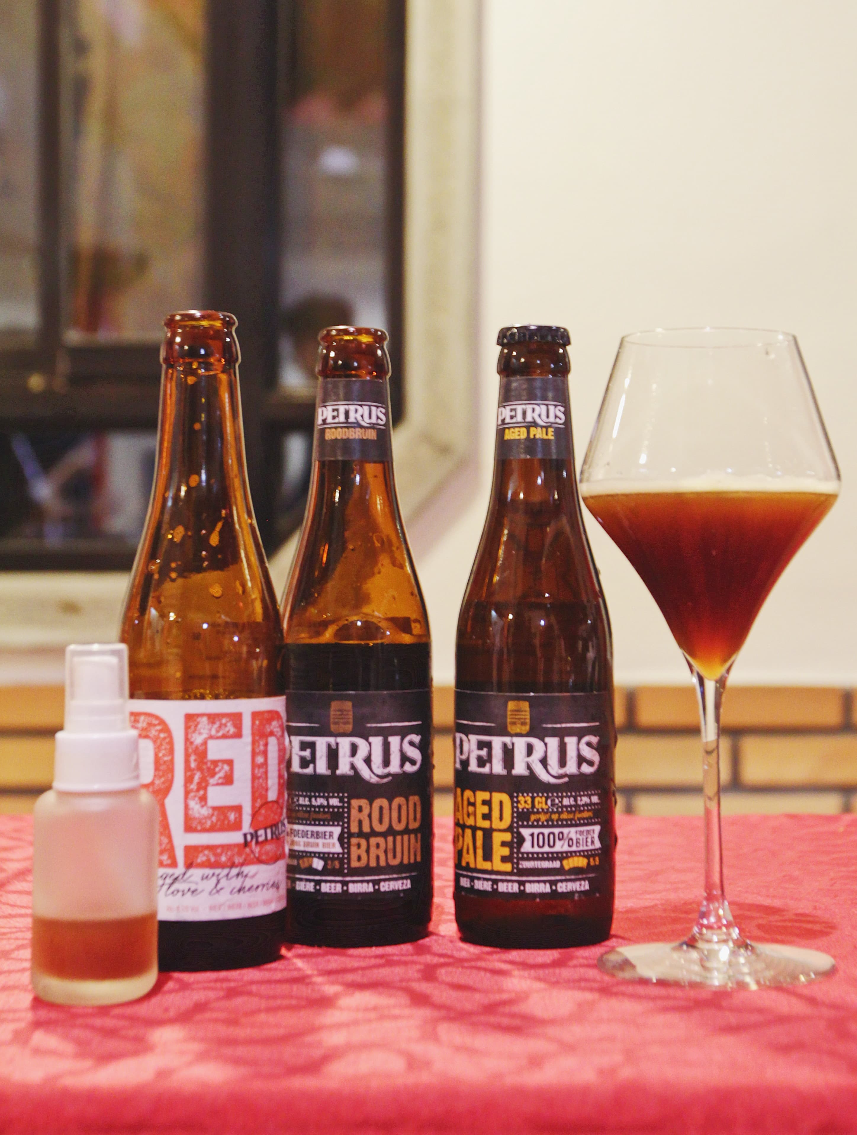 皆是酸啤酒,香氣與口感卻各有千秋。(左起)桶陳酸紅啤酒、桶陳酸棕啤酒與桶陳酸金啤酒。(右)「可可調啤」的巧克力味濃厚撲鼻,與酸啤酒結合為黑森林調啤。